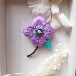 刺繍ブローチ　薄紫のお花と水色の葉っぱのブローチ 2枚目の画像