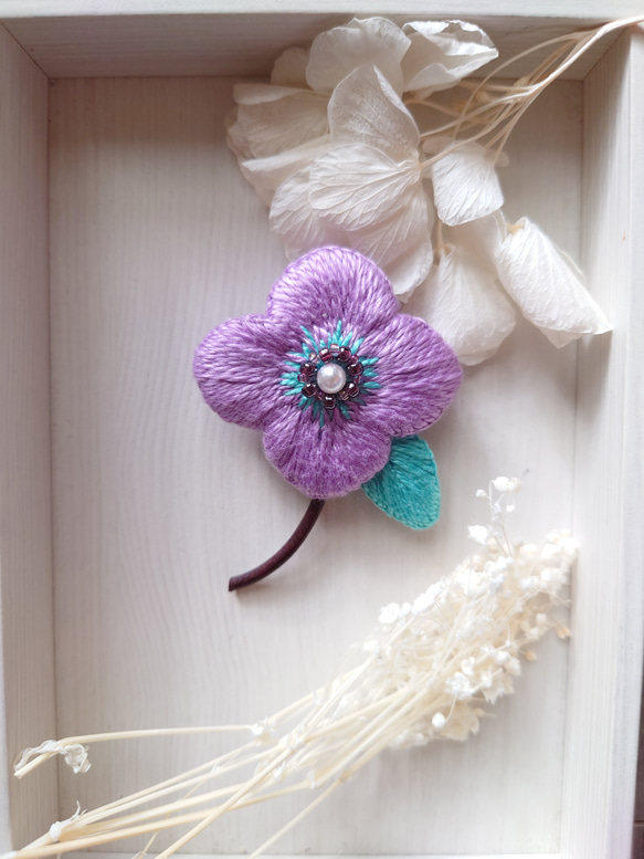 刺繍ブローチ　薄紫のお花と水色の葉っぱのブローチ 2枚目の画像