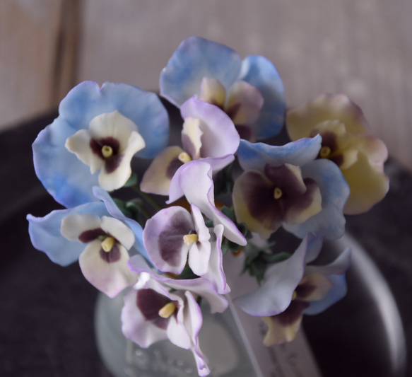 ◆粘土のお花◆　ビオラ　ライトブルー＆イエロー＆パープルミックス　ホラリング・フラットボトル　B961 4枚目の画像