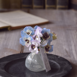 ◆粘土のお花◆　ビオラ　ライトブルー＆イエロー＆パープルミックス　ホラリング・フラットボトル　B961 1枚目の画像