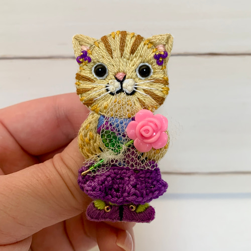 THANKS MOM！茶トラ猫ちゃん の手刺繍ブローチ ブローチ ren