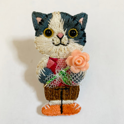 THANKS MOM！ハチクロ猫くん の手刺繍ブローチ 1枚目の画像
