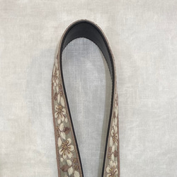 インド刺繍リボン　スマホストラップホルダー付きショルダーストラップ　裏地合皮レザー　チュール/モカ 5枚目の画像