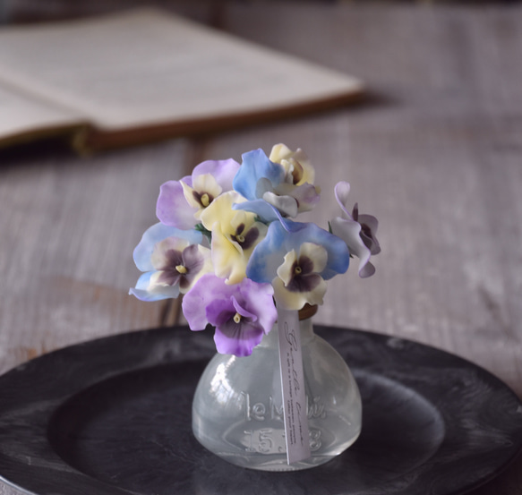 ◆粘土のお花◆　ビオラ　ライトブルー＆イエロー＆パープルミックス　ホラリング・フラットボトル　B960 4枚目の画像