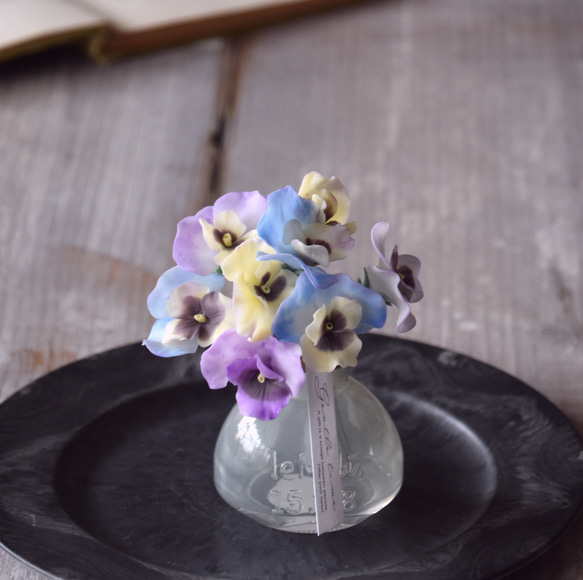 ◆粘土のお花◆　ビオラ　ライトブルー＆イエロー＆パープルミックス　ホラリング・フラットボトル　B960 3枚目の画像