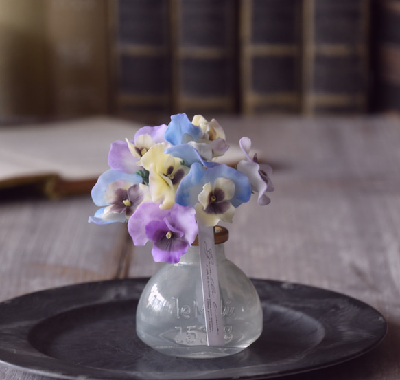◆粘土のお花◆　ビオラ　ライトブルー＆イエロー＆パープルミックス　ホラリング・フラットボトル　B960 2枚目の画像