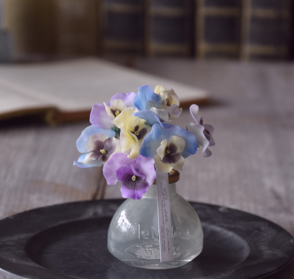 ◆粘土のお花◆　ビオラ　ライトブルー＆イエロー＆パープルミックス　ホラリング・フラットボトル　B960 1枚目の画像