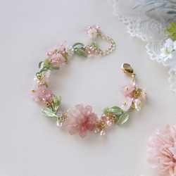スモーキーピンクの花かんむりブレスレット 6枚目の画像