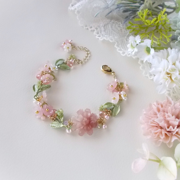 スモーキーピンクの花かんむりブレスレット 1枚目の画像