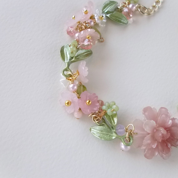 スモーキーピンクの花かんむりブレスレット 4枚目の画像