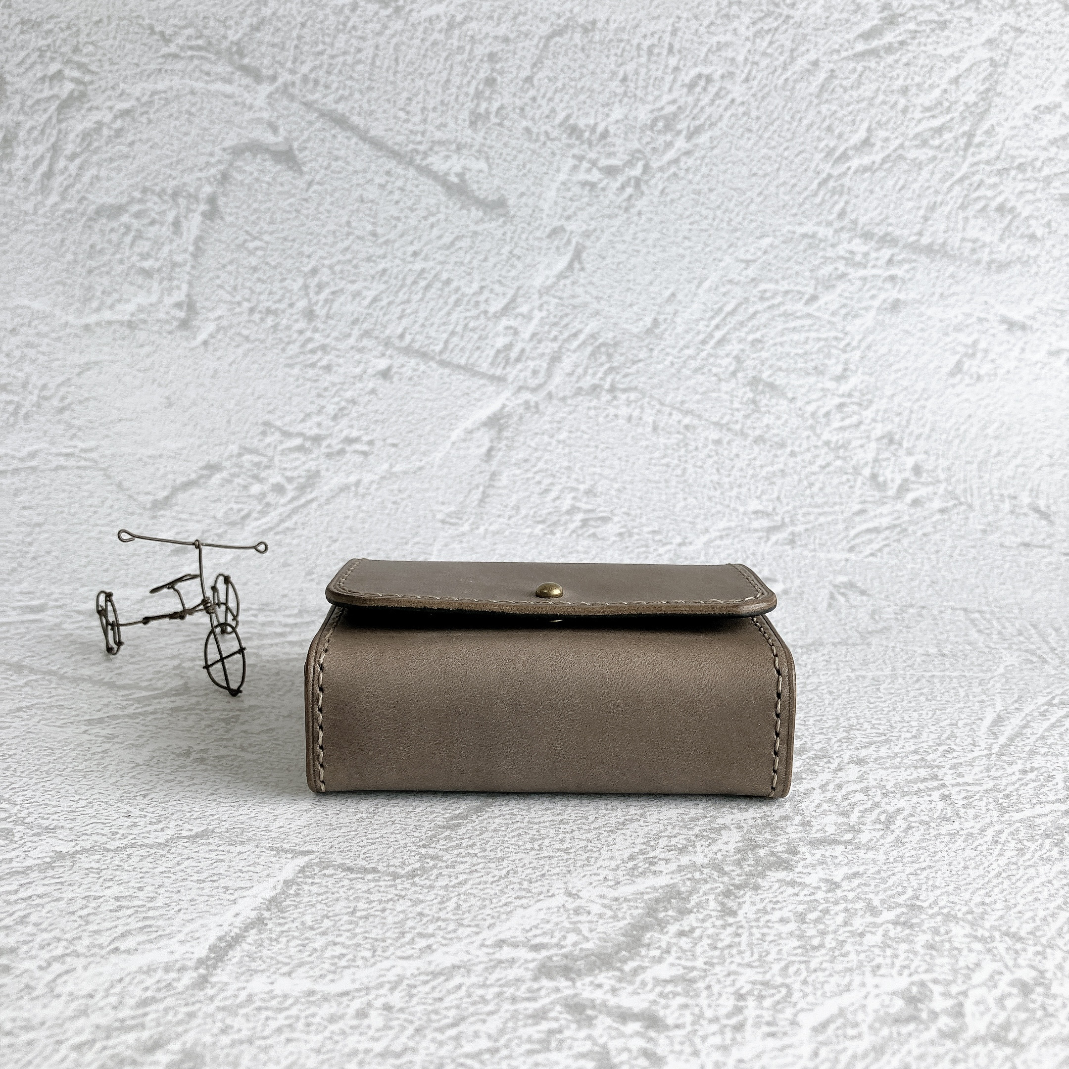 タバコケース　たばこケース　煙草ケース　革　レザー（スモーキーグレー・グレージュ・グレー・灰色）