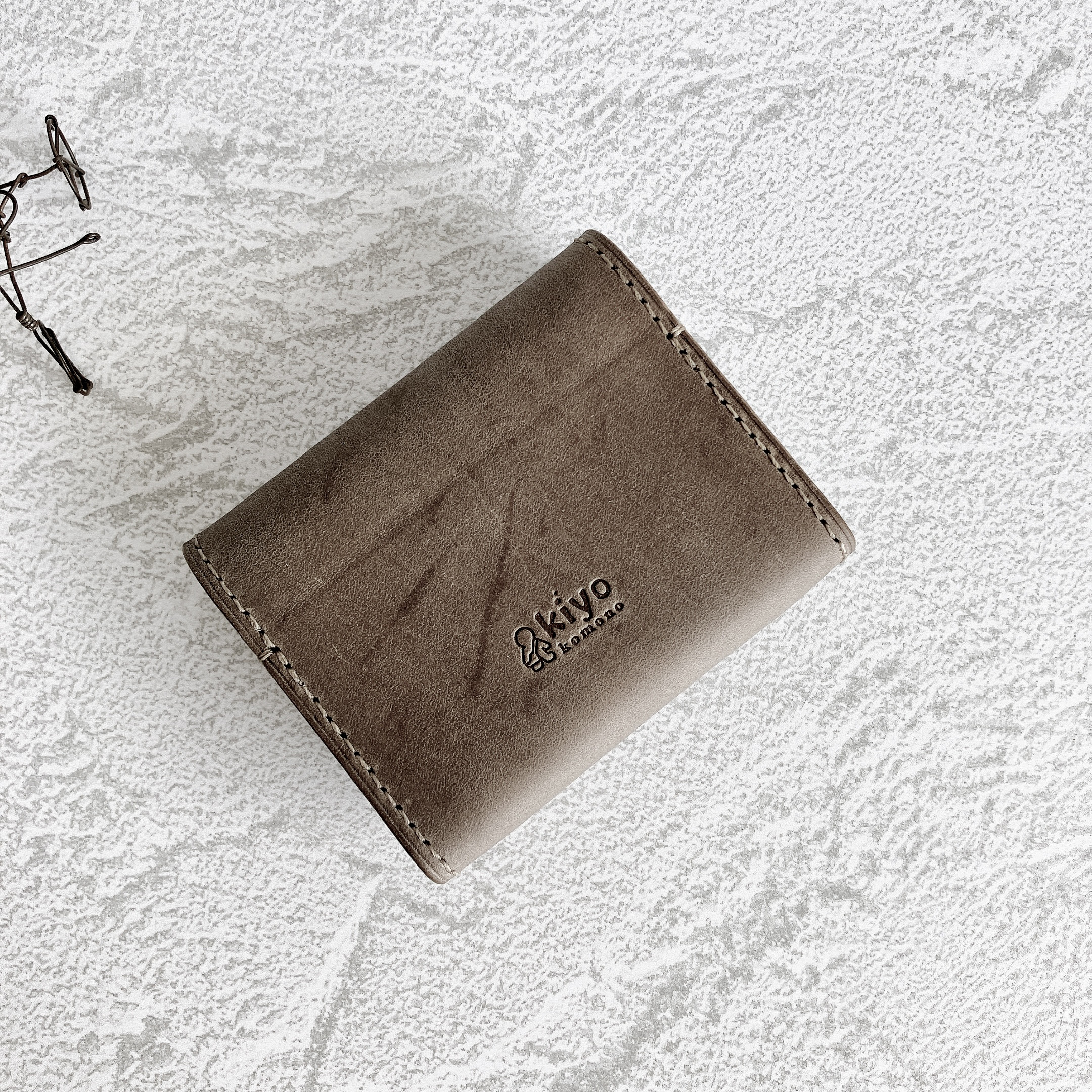 タバコケース　たばこケース　煙草ケース　革　レザー（スモーキーグレー・グレージュ・グレー・灰色）