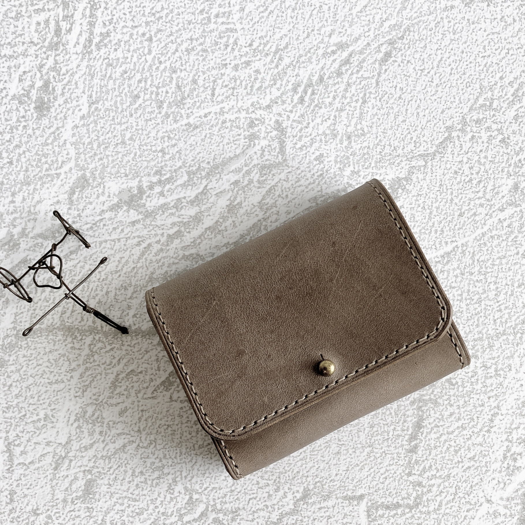 タバコケース　たばこケース　煙草ケース　革　レザー（スモーキーグレー・グレージュ・グレー・灰色）