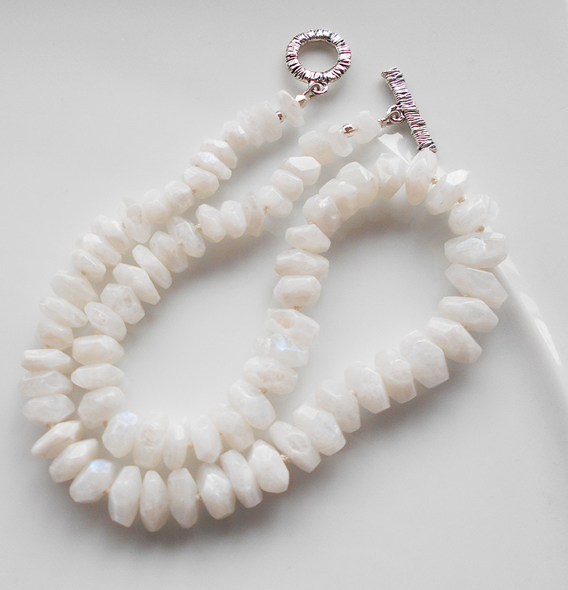 ロイヤルブルームーンストーンのネックレス