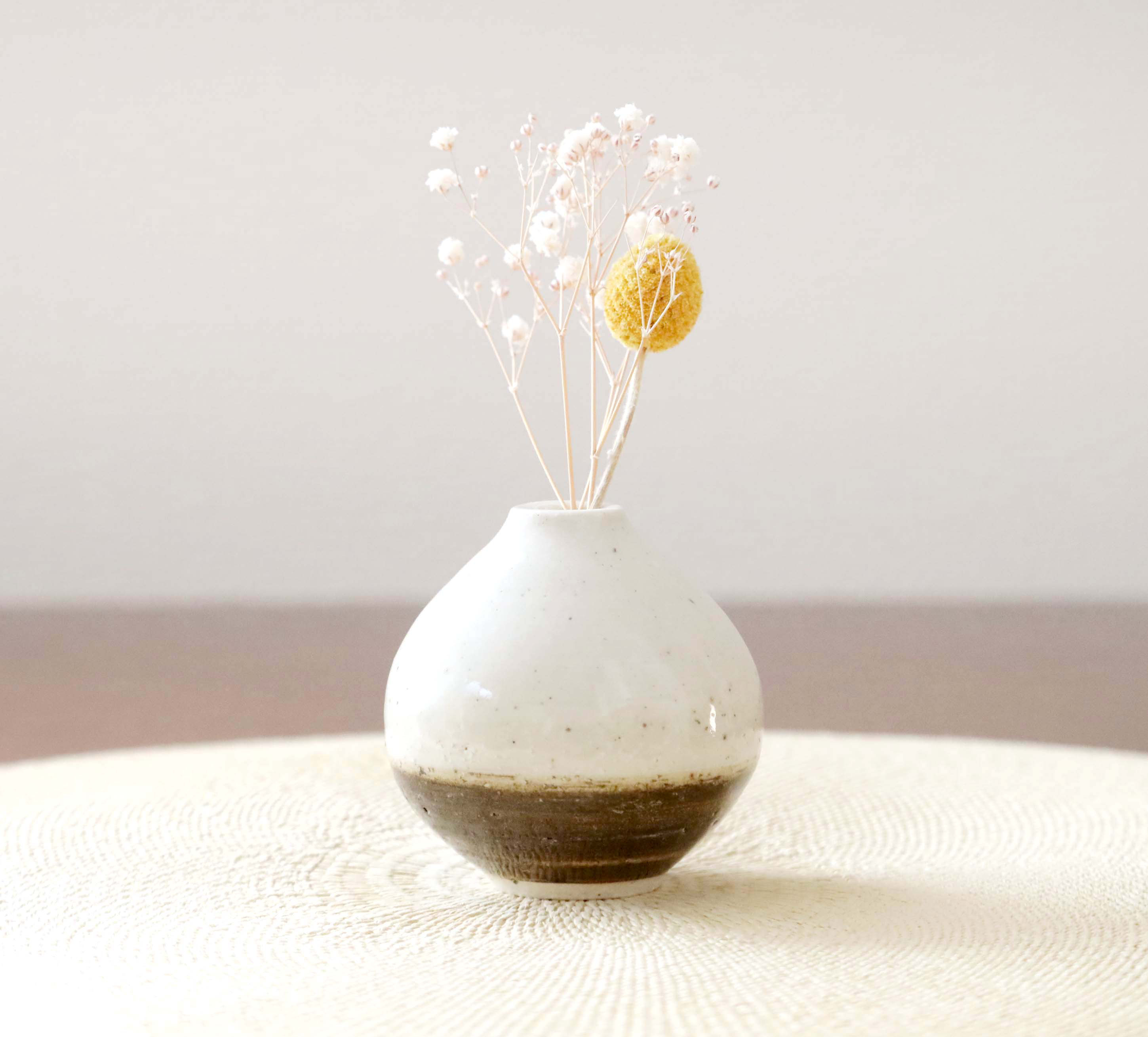 花柄の白磁一輪挿し 陶磁器製 白い花の器(渦巻き模様のドット柄の花瓶☆一) 一輪挿し・花瓶