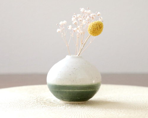糠白釉 花瓶 花器 陶仙作 白御影土と深いグリーンのふっくら丸い一輪挿し 一輪挿し・花瓶・花器