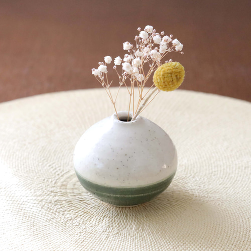 美しい古美術◾️蔵から美しい白椿の花が描かれた夏茶碗の様な楽印の陶器 花文壺「椿」 | ARTerrace