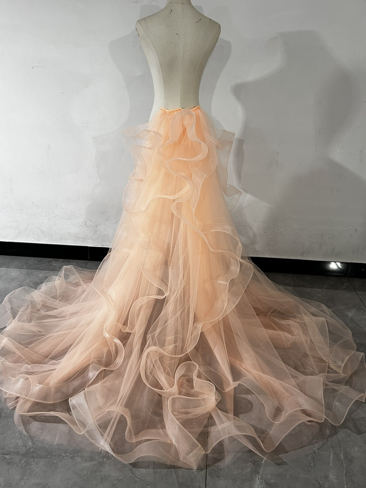 送料無料！美品！オーバードレス　チュールトレーン　ラッフルフリル 結婚式/披露宴