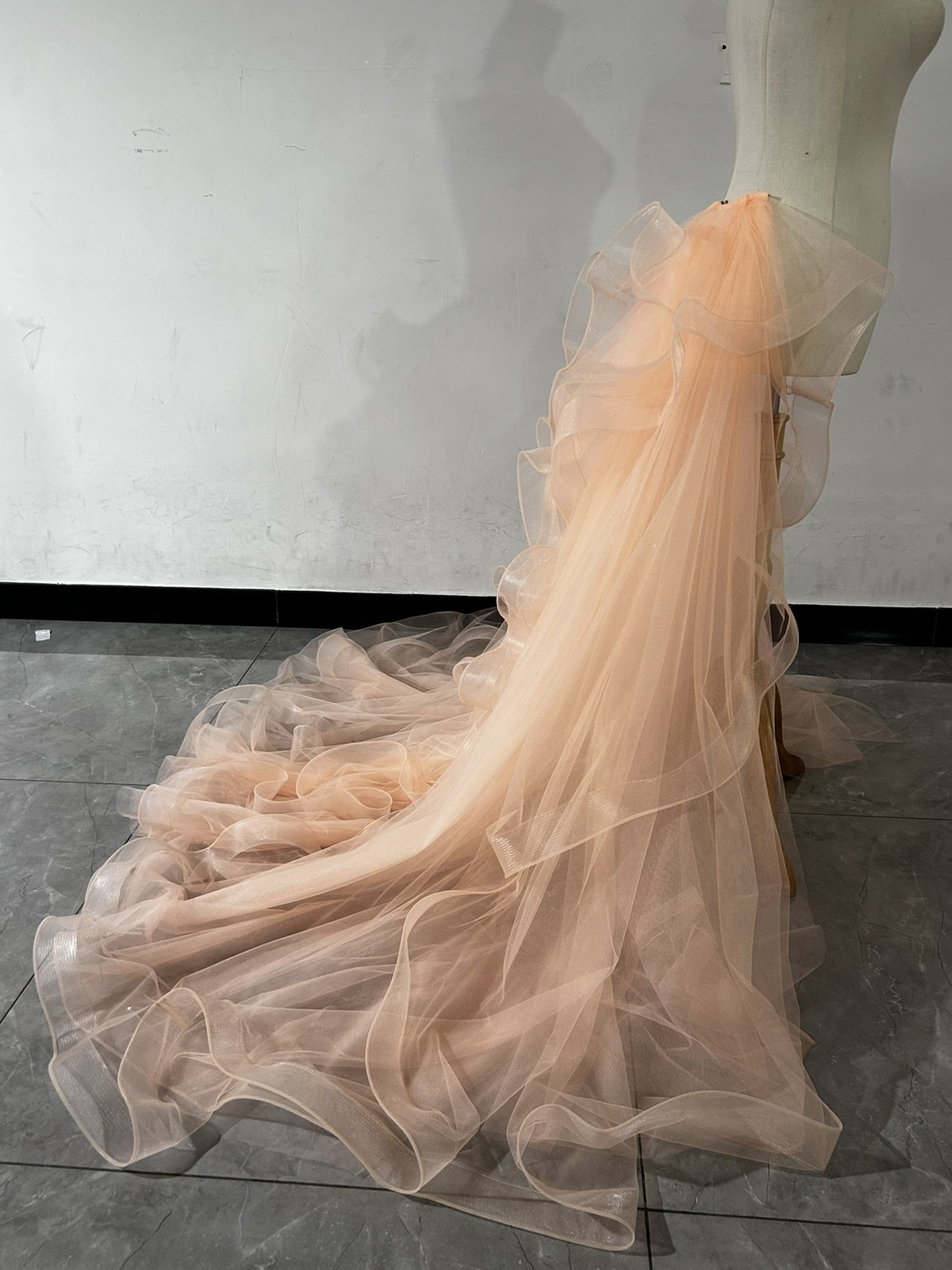 送料無料！美品！オーバードレス　チュールトレーン　ラッフルフリル 結婚式/披露宴