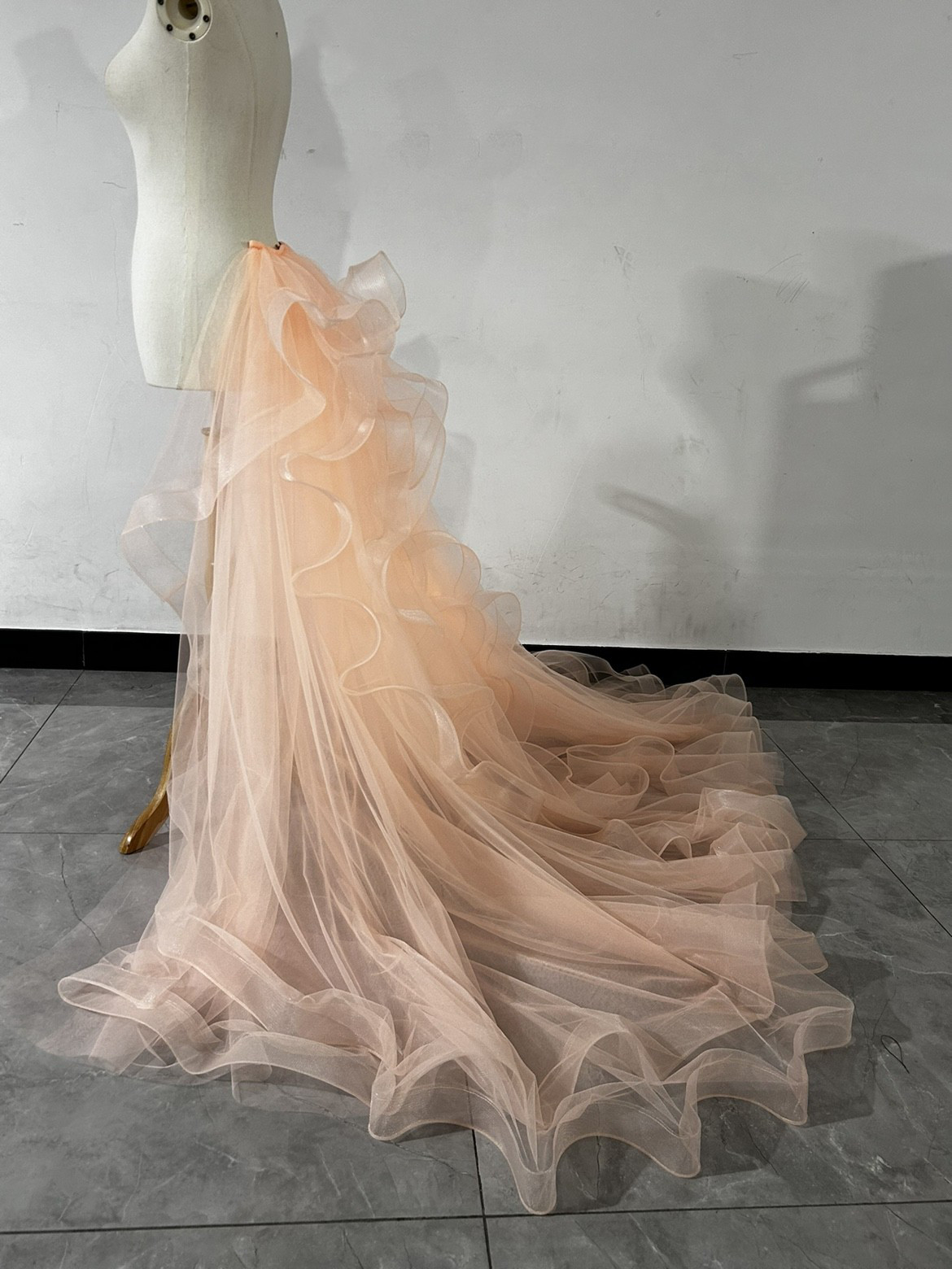 送料無料！美品！オーバードレス　チュールトレーン　ラッフルフリル 結婚式/披露宴