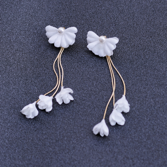 Wonder |  白い貼り耳の小さな花が軽やかな感じのイヤリング 1枚目の画像