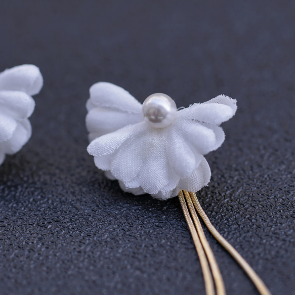 Wonder |  白い貼り耳の小さな花が軽やかな感じのイヤリング 2枚目の画像