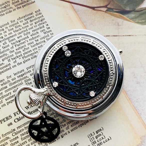 黒の魔法陣ー魔女の懐中時計型小物入れ：三分割 7枚目の画像