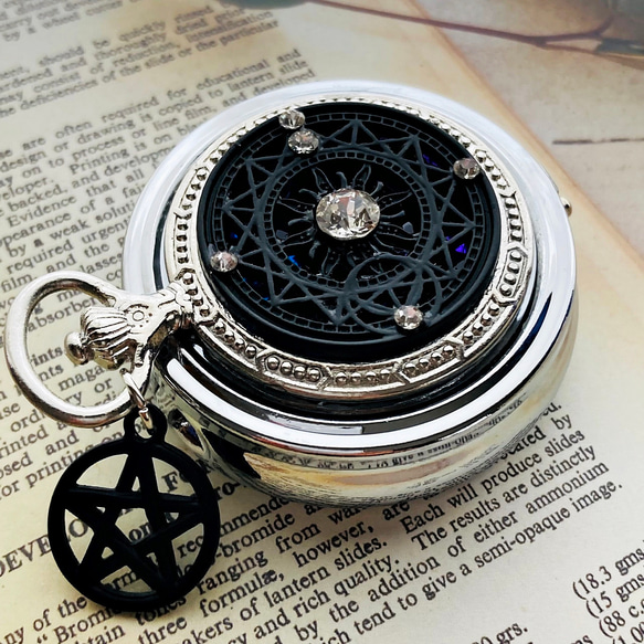 黒の魔法陣ー魔女の懐中時計型小物入れ：三分割 5枚目の画像