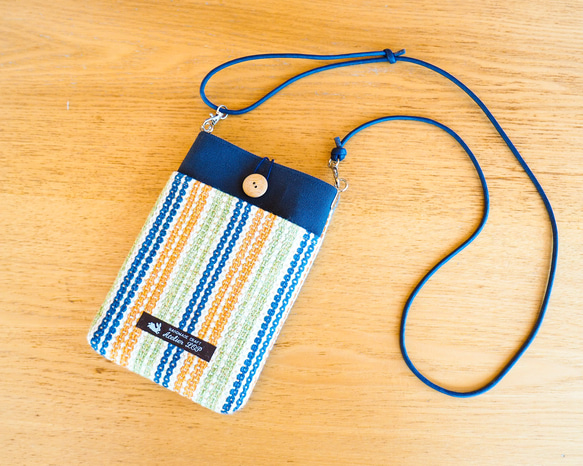 春のマルチボーダー手織り布のスマホポシェット（紺） 1枚目の画像