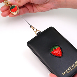 【More Strawberries Collection】リール付きパスケース（赤いちご） 3枚目の画像
