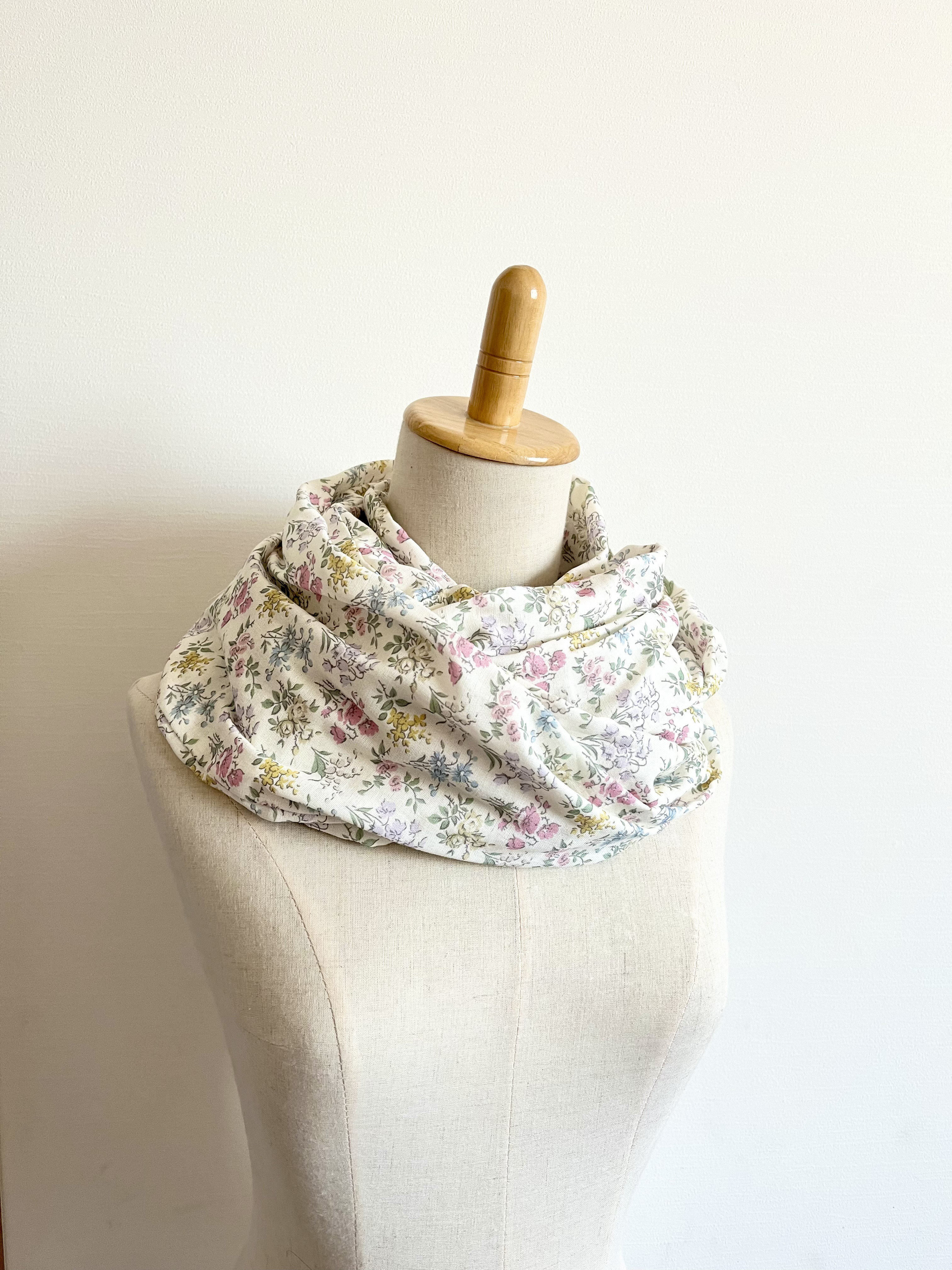 ダブルガーゼのスヌード＊お花畑＊ホワイト＊26㎝幅＊ねじりあり        Ω