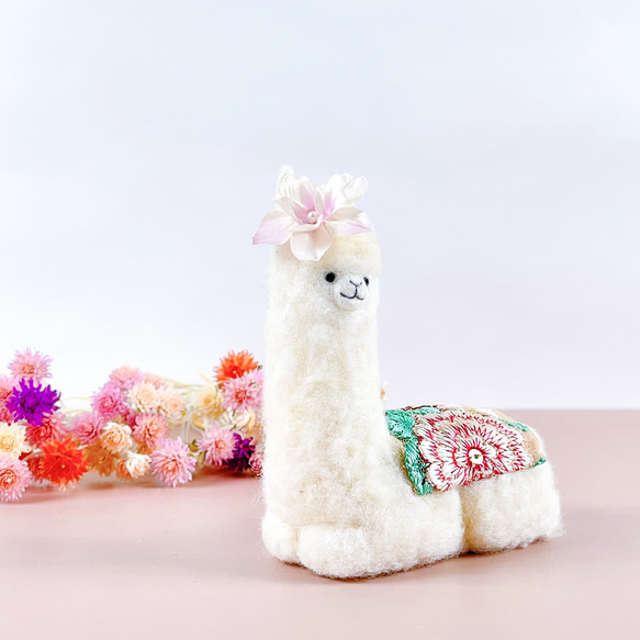 毛茸茸的坐著羊駝娃娃櫻花舒緩毛絨玩具 第4張的照片