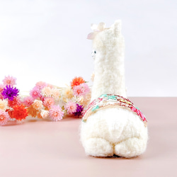 毛茸茸的坐著羊駝娃娃櫻花舒緩毛絨玩具 第3張的照片