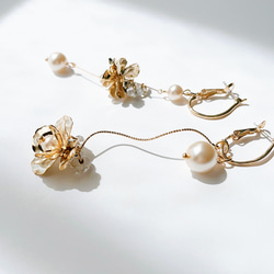 metal flowerのデザインフープピアス 【Hijiri】花イヤリング　パール　花　チタンポスト　ウェーブ 5枚目の画像