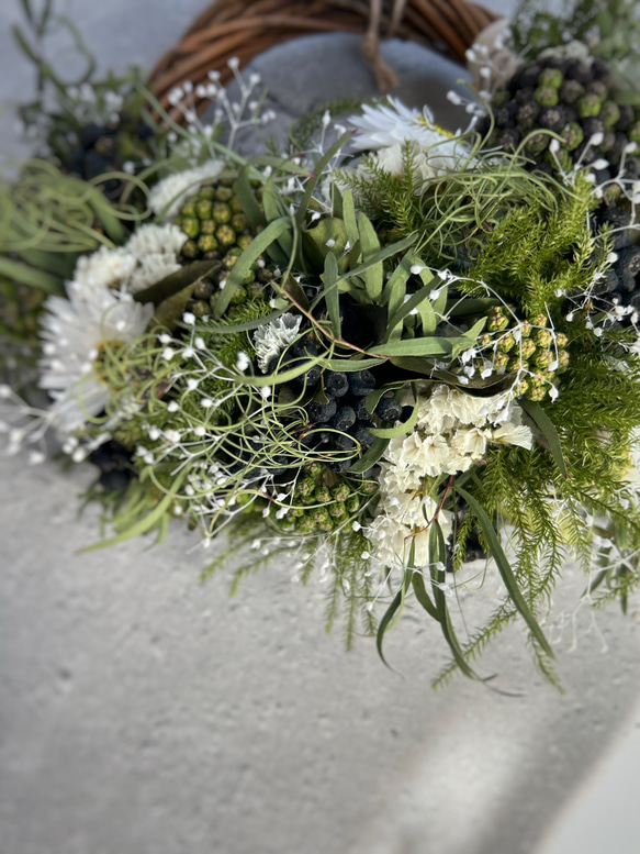実と小花のグリーンリース:ドライフラワーリース 3枚目の画像