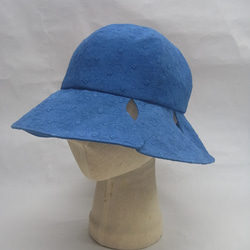 藍染の穴の開いたツバの帽子 1枚目の画像