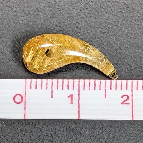 立ち姿とオーラが素敵な一品】一点物 ゴールドルチル 勾玉