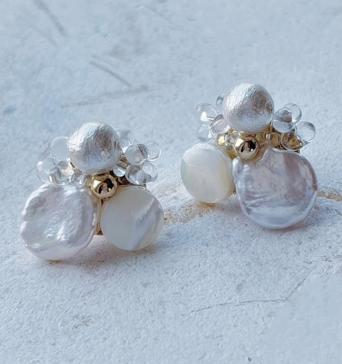 43 クロスの淡水パール✖︎チェコガラスのアクセサリー　ピアス：イヤリング 淡水パール* バロックパール チェコガラスビーズ 涼し気 夏 ピアス