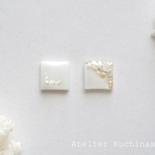 レジンアート アシンメトリーのスクエアピアス〈ホワイト〉（ゴールド  