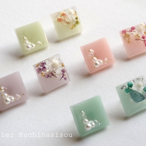 レジンアート アシンメトリーのスクエアピアス〈ホワイト〉（ゴールド  