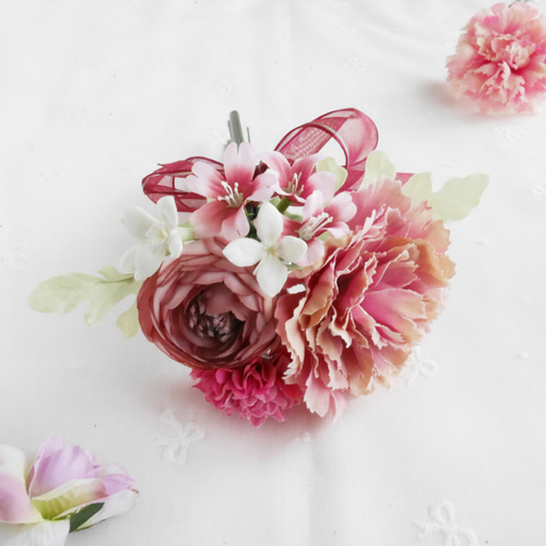 くすみピンクのカーネーションとラナンキュラスのミニブーケ❀アーティ