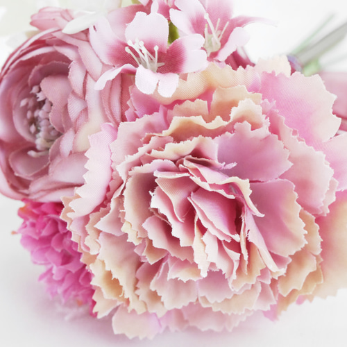 くすみピンクのカーネーションとラナンキュラスのミニブーケ❀アーティ