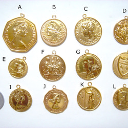 コイン 英国3ぺ二－ 1960年 ペンダントチャーム エリザベス女王ヴィンテージ 1点物 21mm アンティークコイン 1枚目の画像