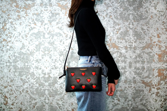 【More Strawberries Collection】サコッシュ（赤いちご） Strawberries