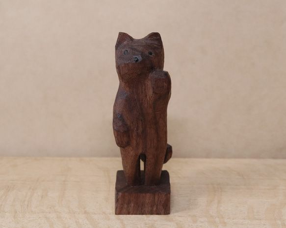 木彫り 招き猫（左手）ネコの置物 黒猫（木材：ウォルナット）（No.N0010） 2枚目の画像