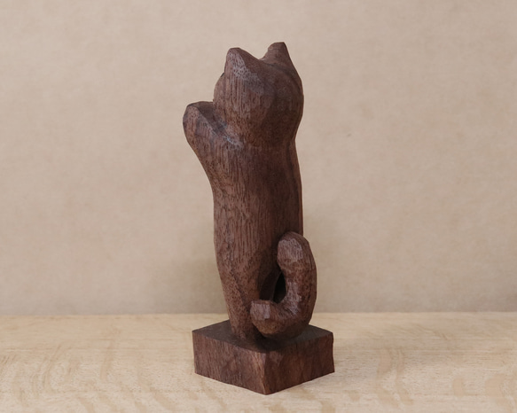 木彫り 招き猫（左手）ネコの置物 黒猫（木材：ウォルナット）（No.N0010） 5枚目の画像