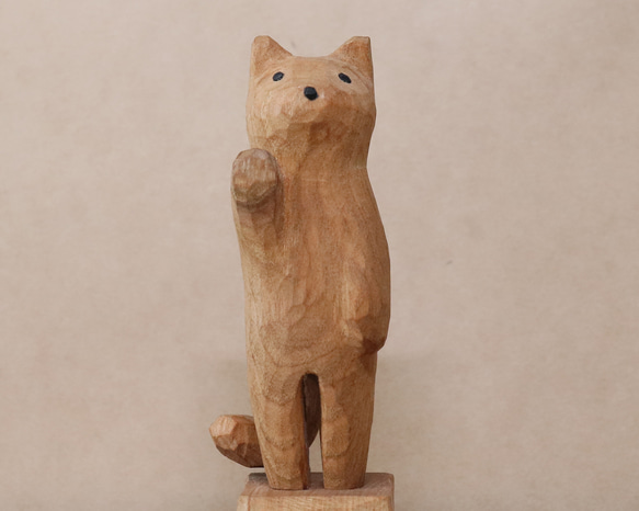 木彫り 招き猫（右手）ネコの置物（木材：山桜）（No.N0011） 1枚目の画像