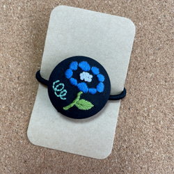 くるみボタンの刺繍ヘアゴム✳︎カラフルなお花 10枚目の画像