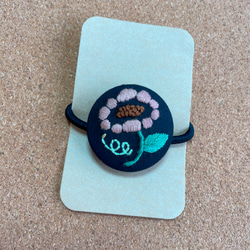 くるみボタンの刺繍ヘアゴム✳︎カラフルなお花 5枚目の画像
