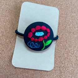 くるみボタンの刺繍ヘアゴム✳︎カラフルなお花 11枚目の画像